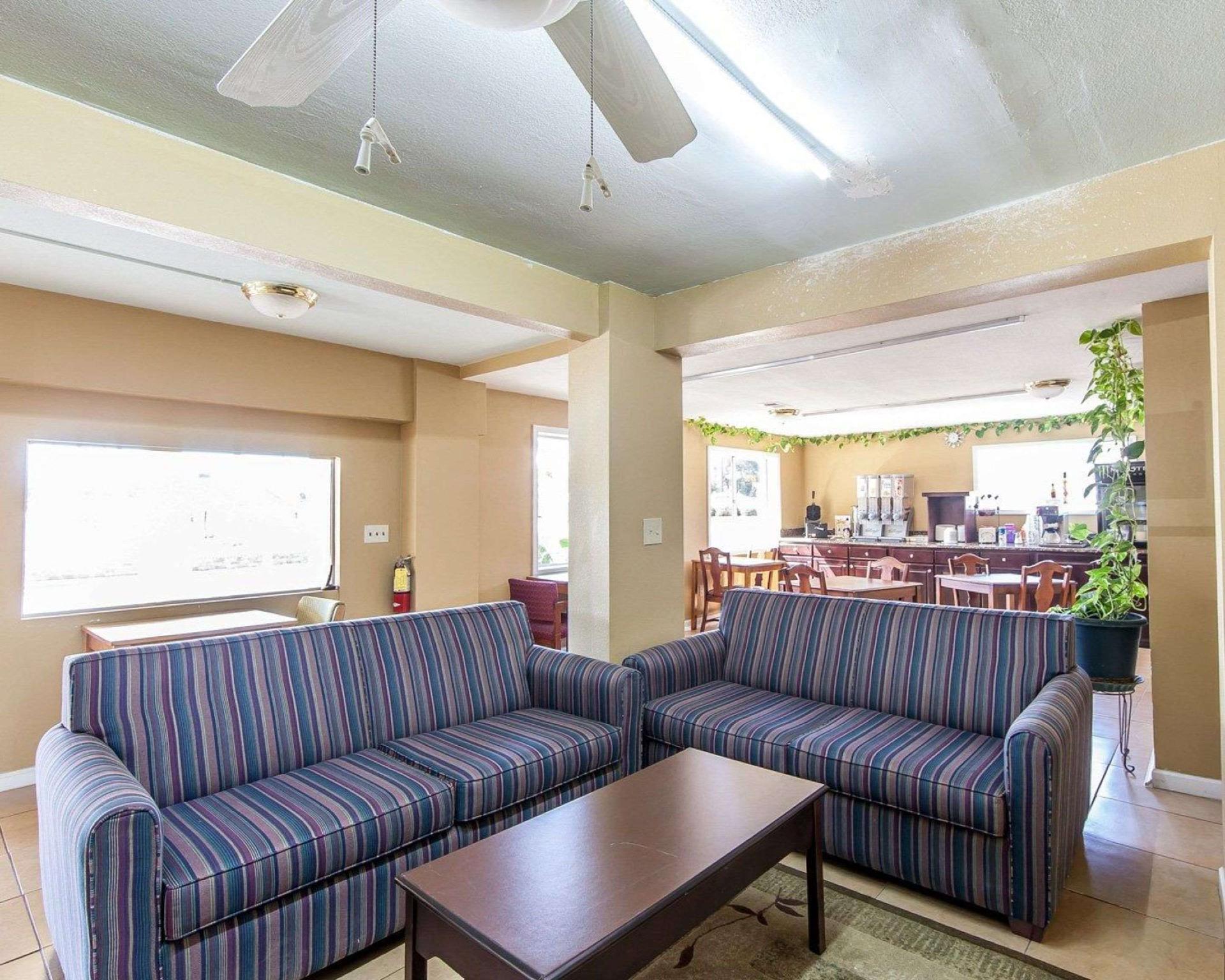 Days Inn by Wyndham Calhoun GA I-75 and US-41 22/28