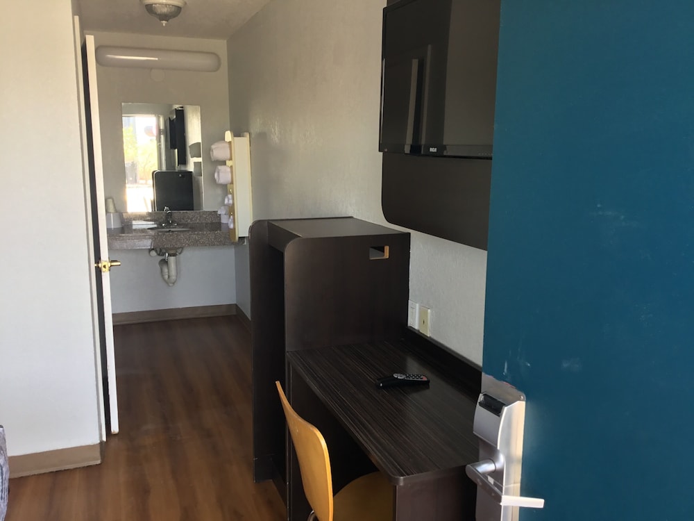 Motel6 El Paso, TX - West 49/66