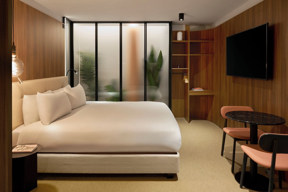 Premium, Queen Bed, No Window, Accessible