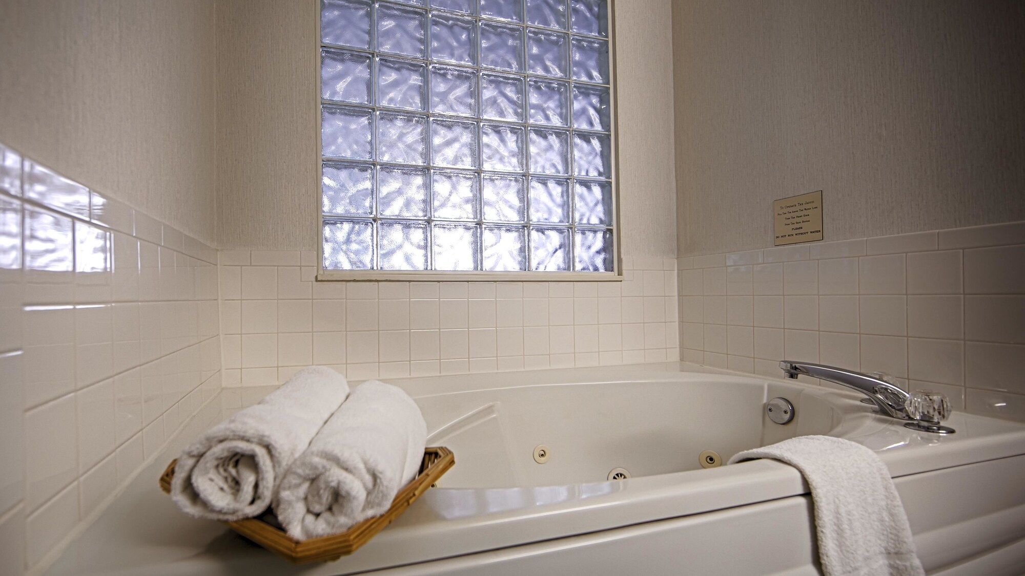 غرفة قياسية بسرير كينج مع أريكة بحوض جاكوزي، Best Western Executive Inn Mount Gilead 6/6