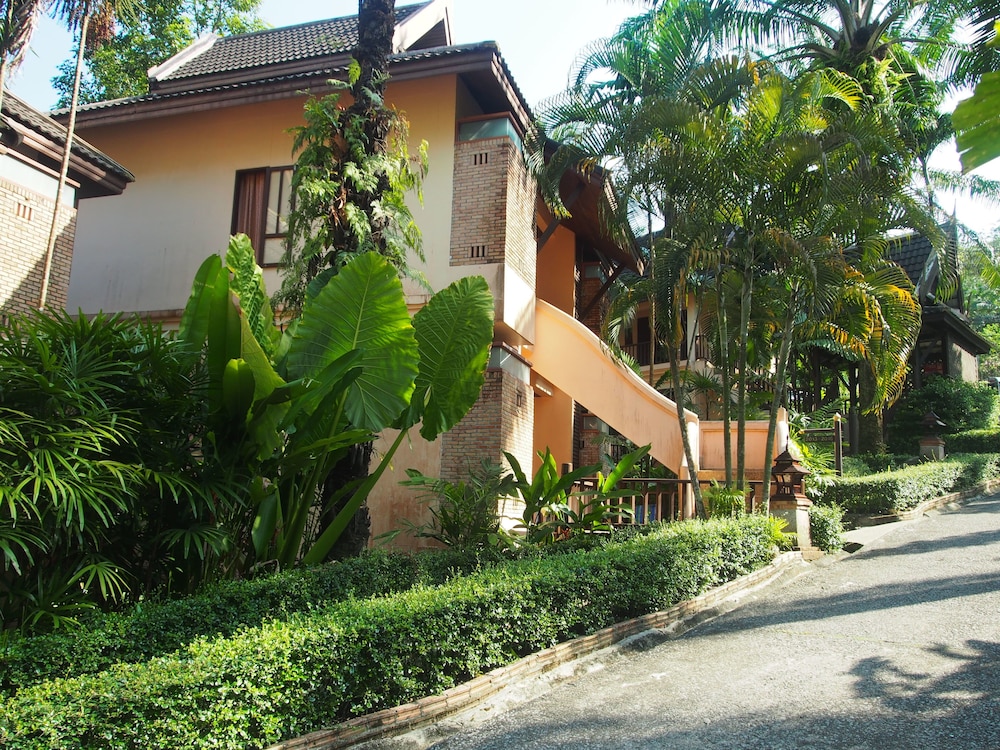 Khao Lak Palm Beach Resort in TAKUA PA
