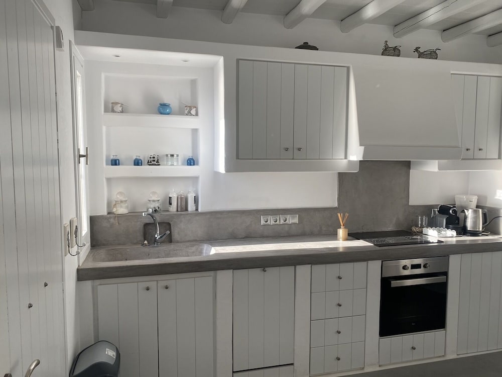 WHITE ROCK SUITES & VILLAS 5/50
