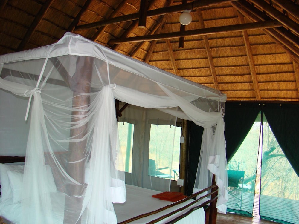Muweti Bush Lodge 8/46