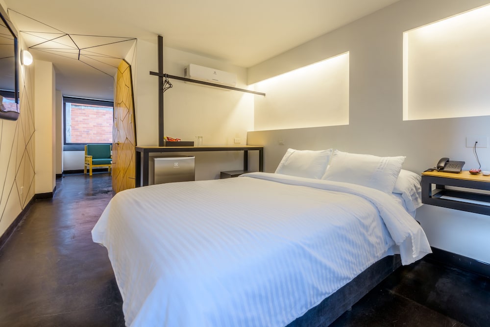 DELUXE, SUITE, CITY VIEW