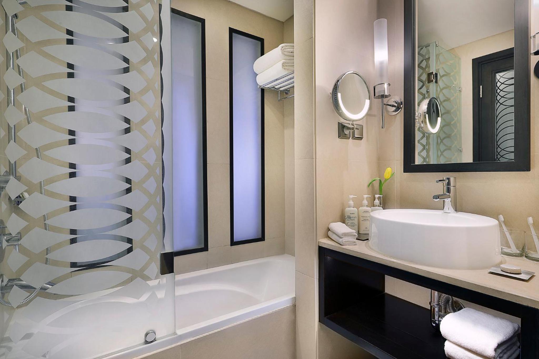 جناح ملكي بسرير كينج وسريرين كينج بغرفتي نوم، فوكو الرياض(voco Riyadh by IHG) 6/10