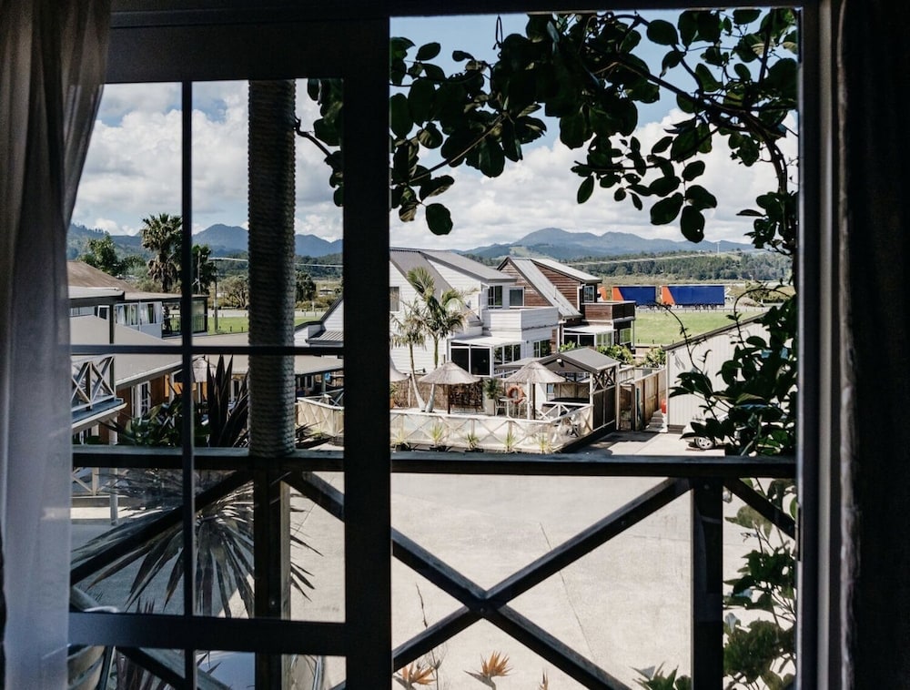 Anchor Lodge Resort 70/73
