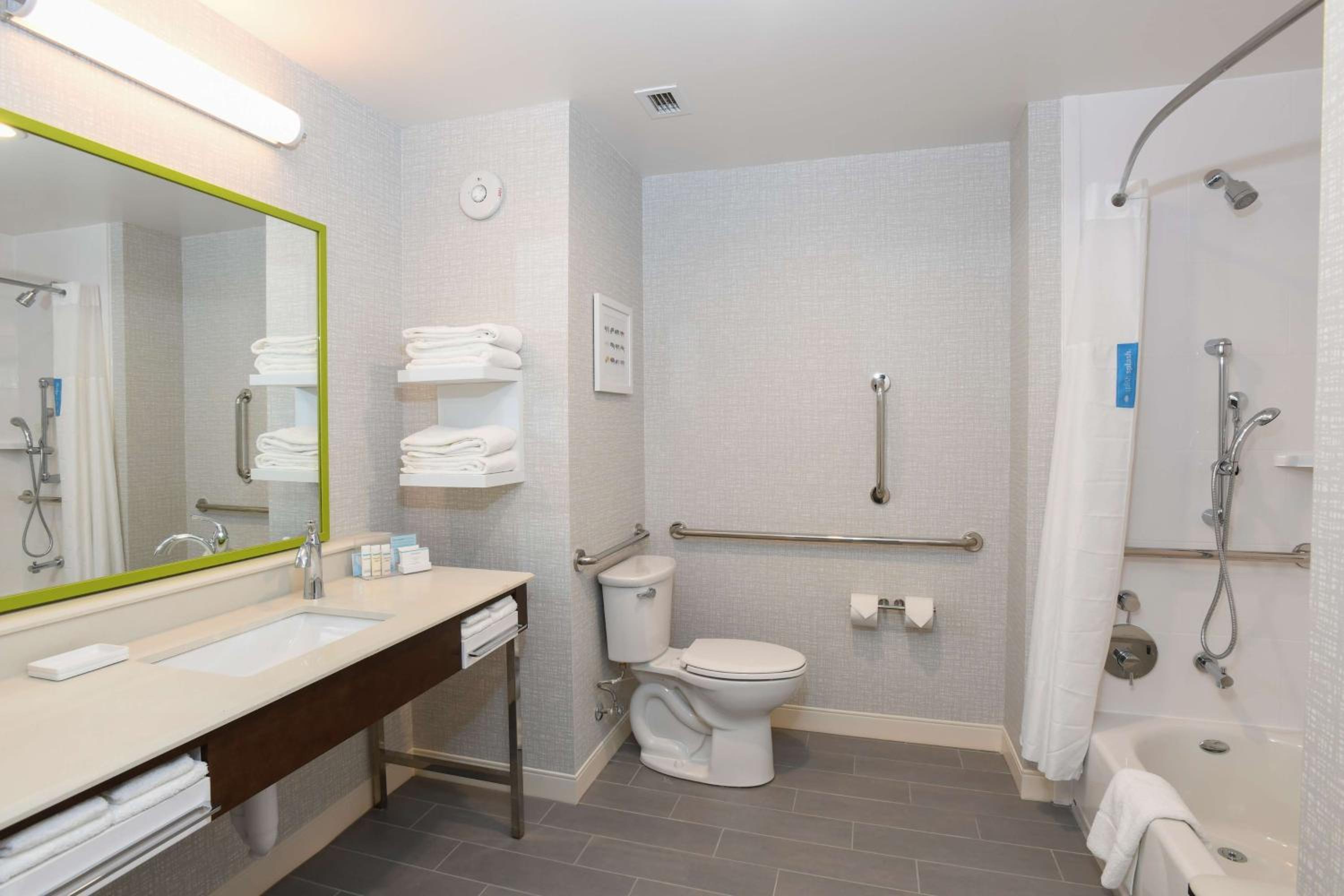 غرفة بسريرين كوين بحوض استحمام لذوي الإعاقة، Hampton Inn and Suites Cincinnati Liberty Township 4/5
