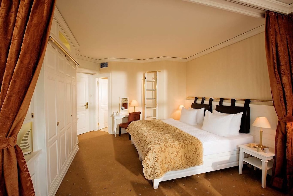 Cabin, King Bed, Park View