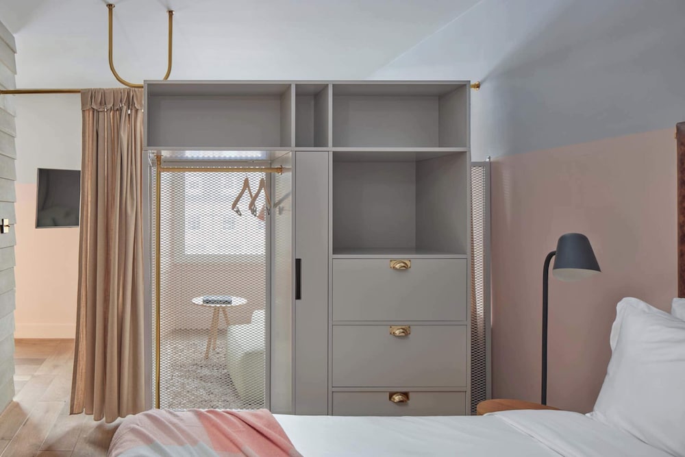 Eden, Studio, Queen Bed