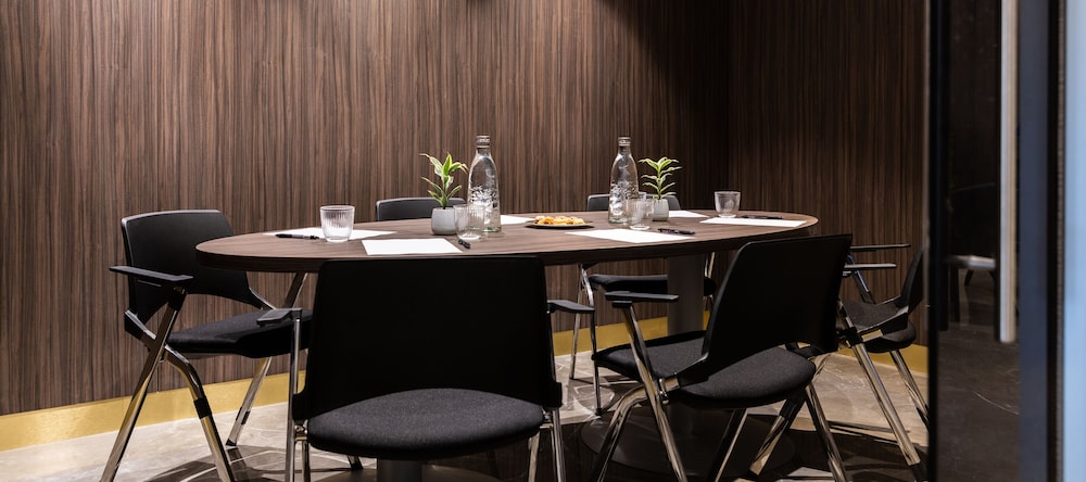 115 The Strand Hotel And Suites 37/49