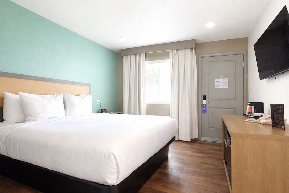 ROOM, QUEEN BED