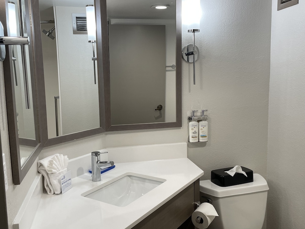 Holiday Inn Express Burlington 79/79