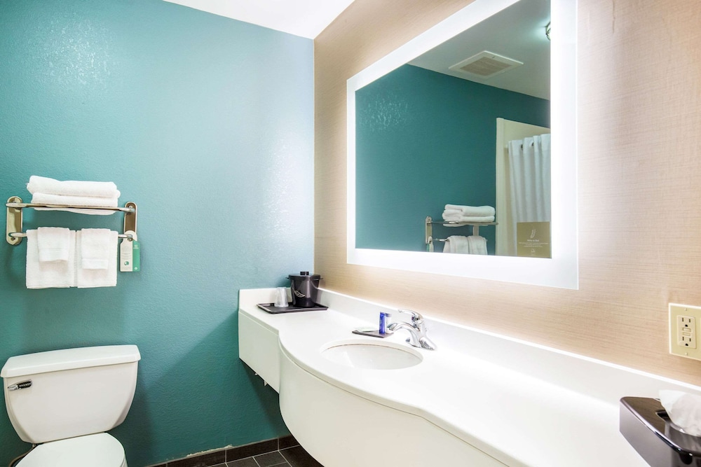 Sleep Inn and Suites Dunmore 17/29