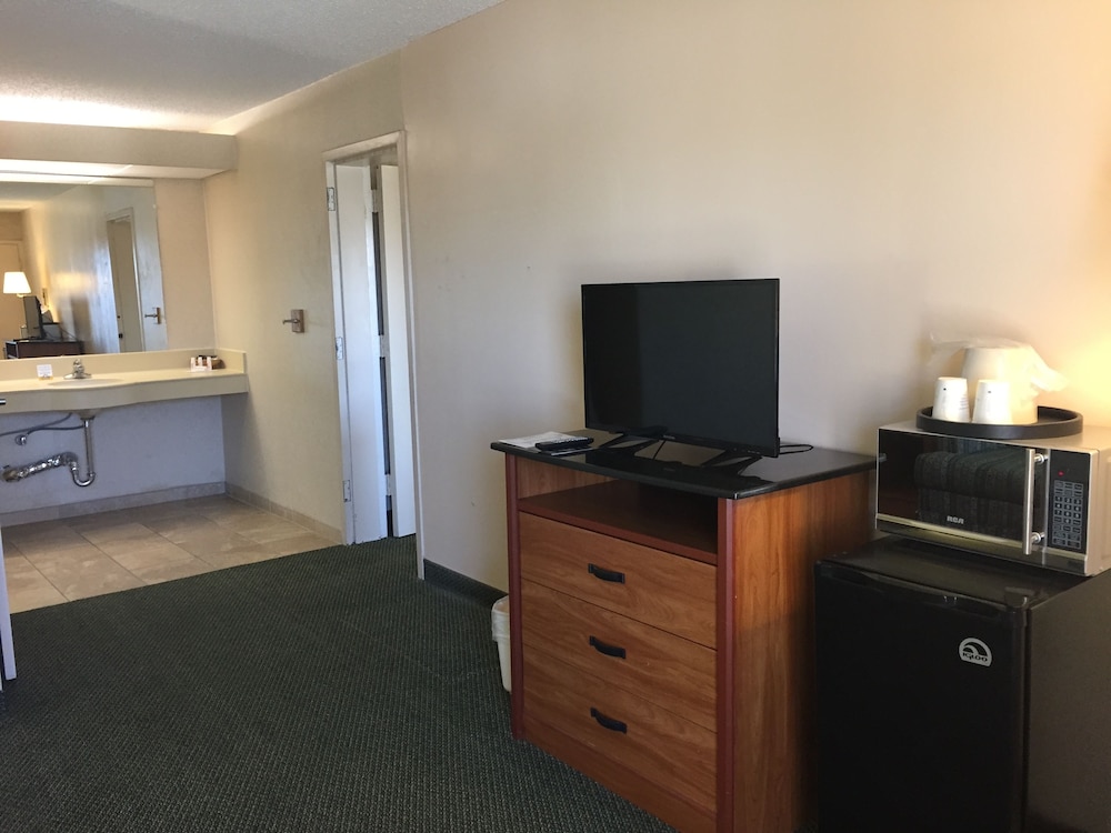 Days Inn & Suites By Wyndham Albuquerque North 21/30
