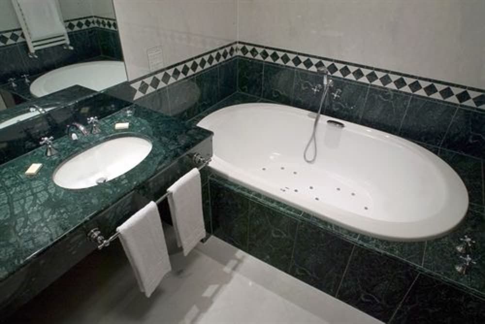 Maxim Hotel 32/40