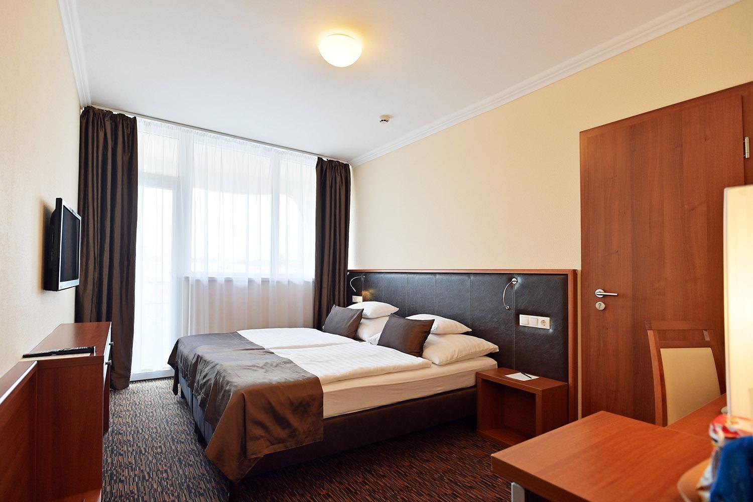 Connecting, Double Bed
