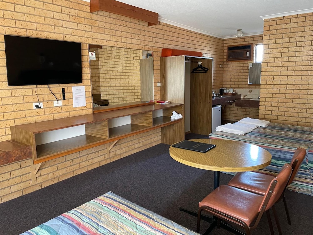 Lakeview Motel 44/60