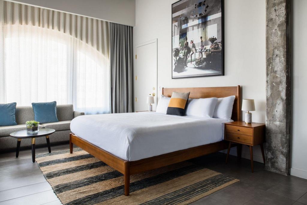 Suite, King Bed, City View, Parlor, Corner