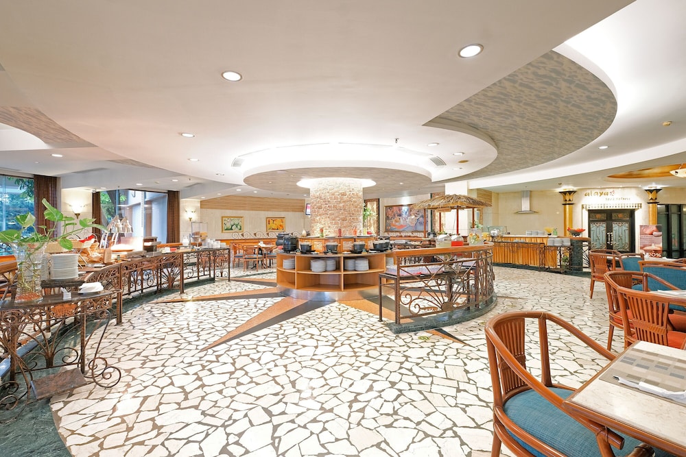 Sunlake Waterfront Resort and Convention 41/56