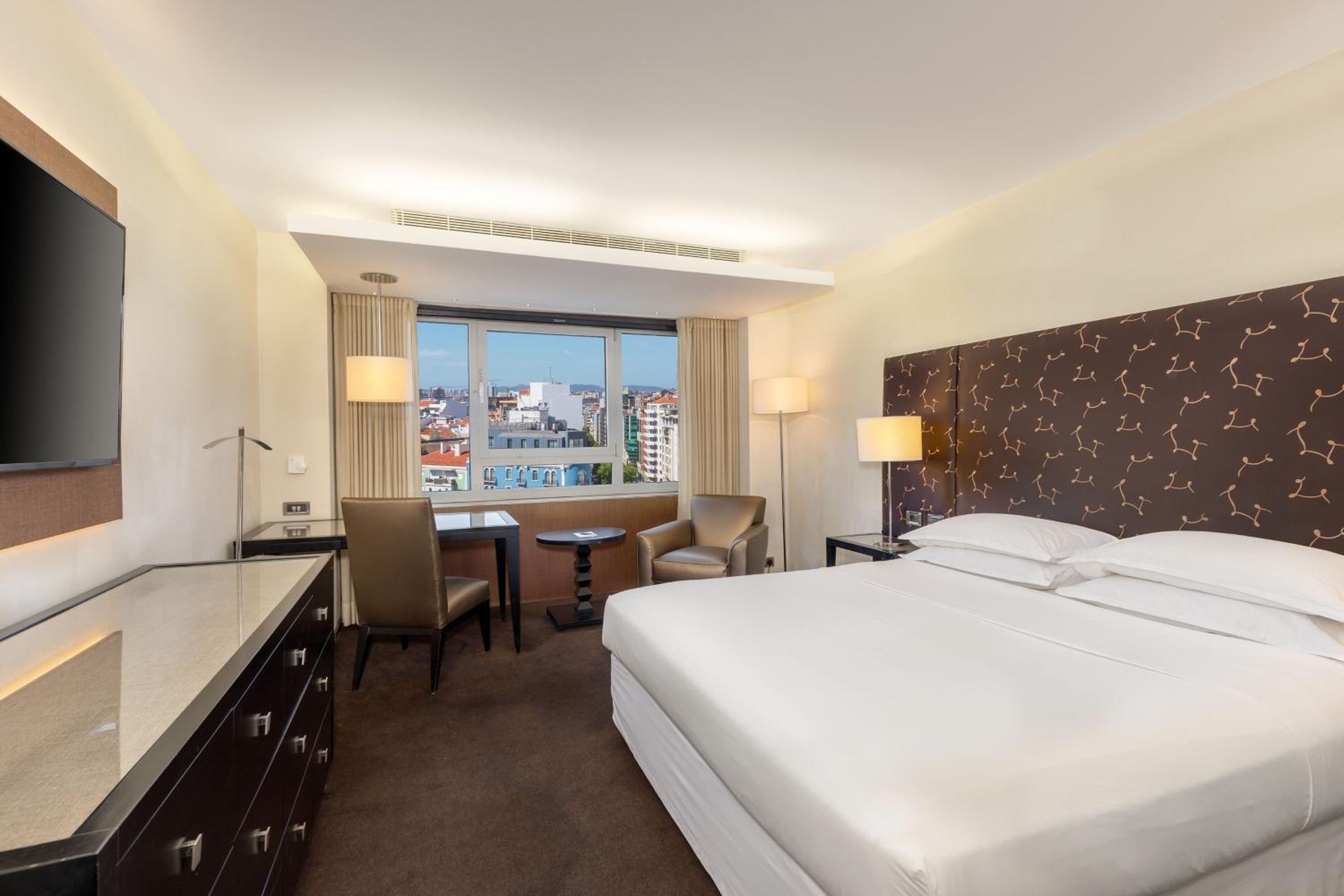 Guest Room, Deluxe, Queen Bed, Pool Access