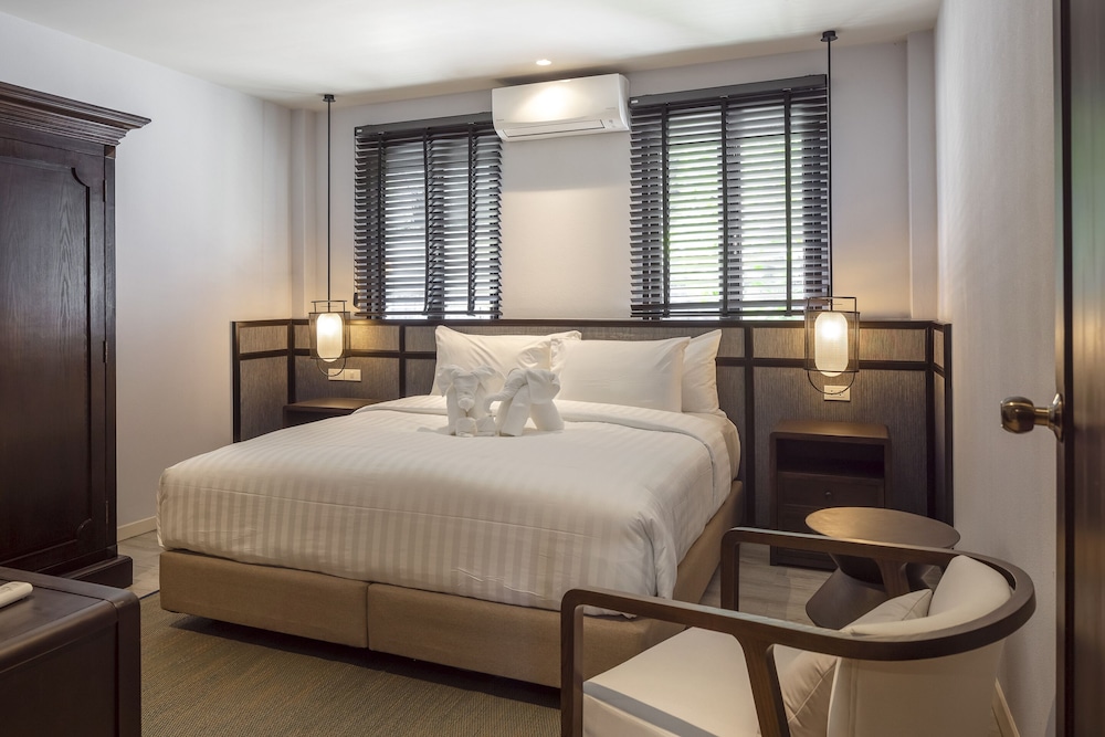 Royal Embassy Resort 18/65