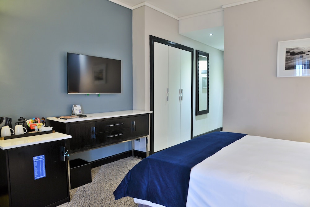 The Commodore Hotel 19/62
