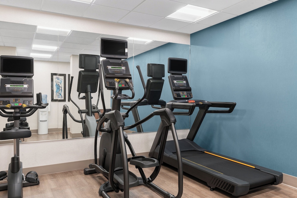 Holiday Inn Express Suites Coralville 33/67