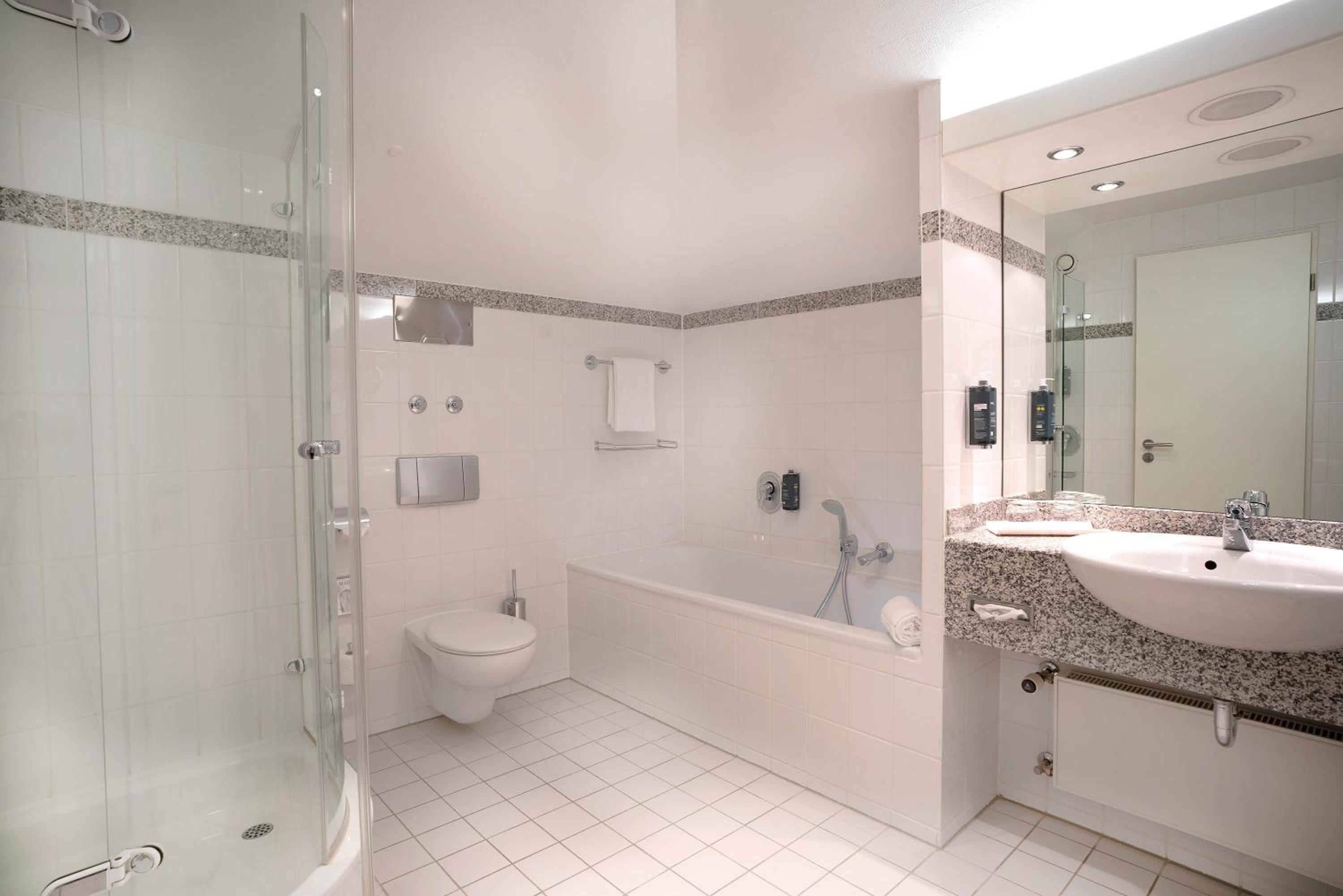 Plus, Suite, Queen Bed, Sofa، Seminaris Sunday Hotel Leipzig West 2/6