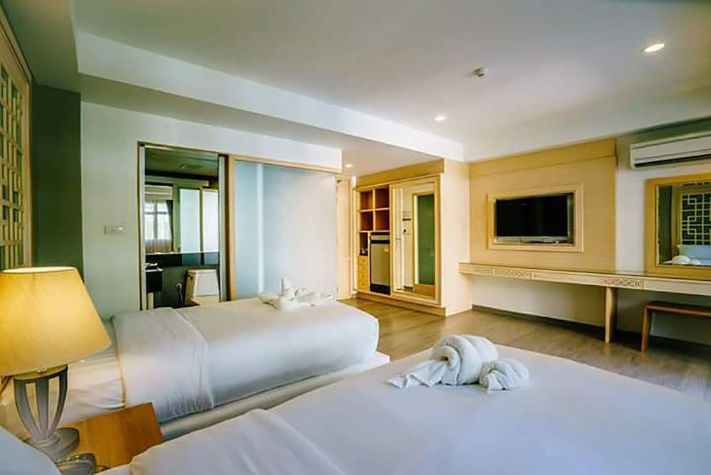 Moon Dragon Hotel 30/63