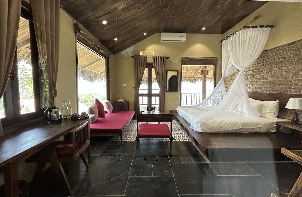 Slope, Superior, Twin Beds, Bathtub