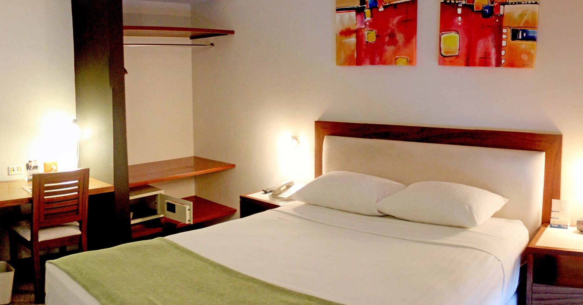 ROOM, QUEEN BED