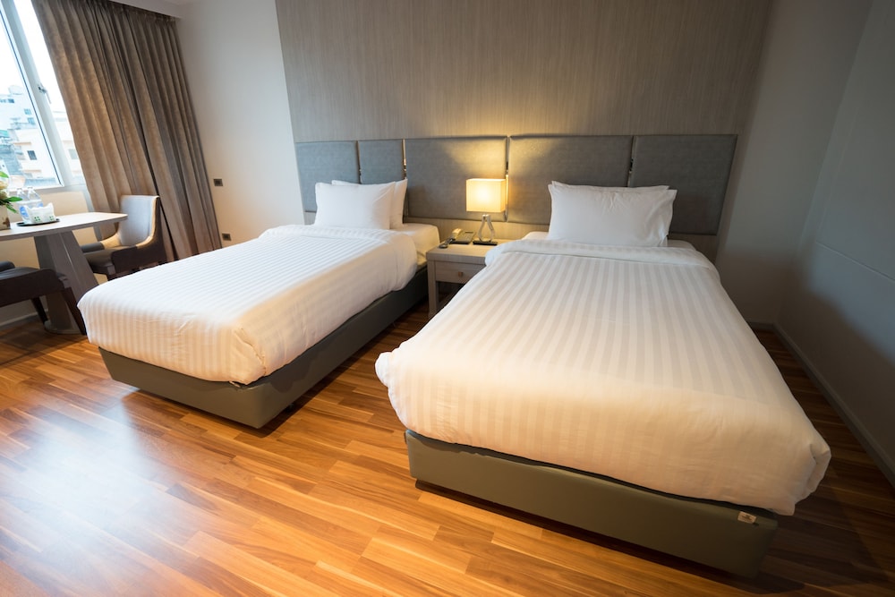 New Season Square Hotel 9/39