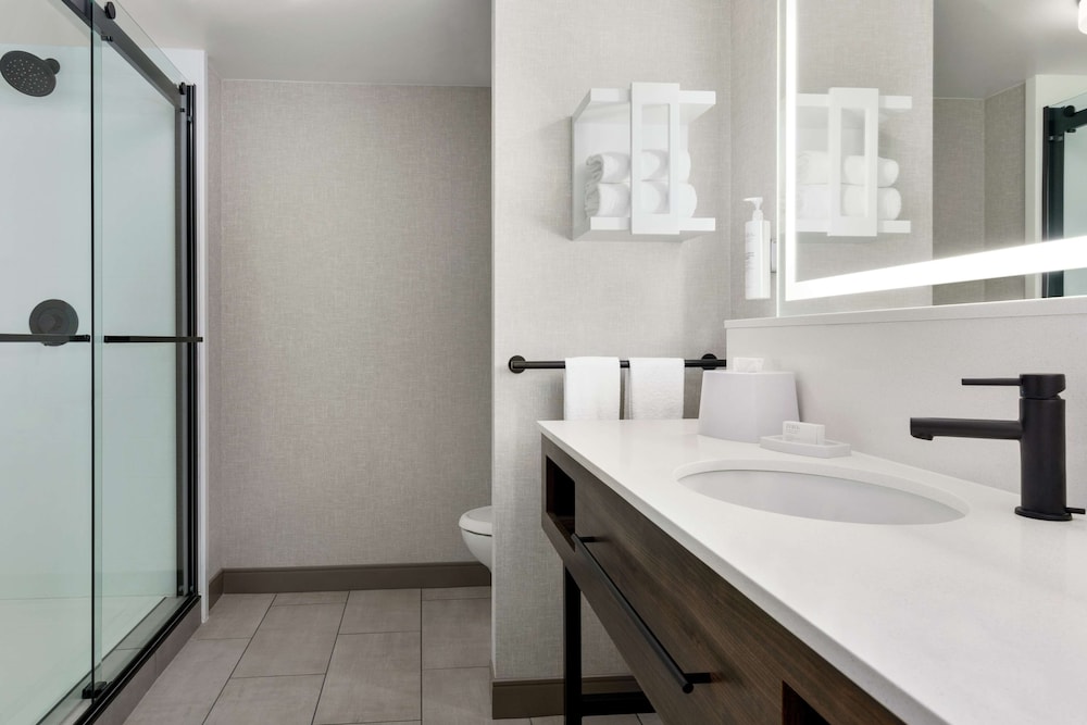 Hampton Inn & Suites Greenville Downtown RiverPlace 10/52