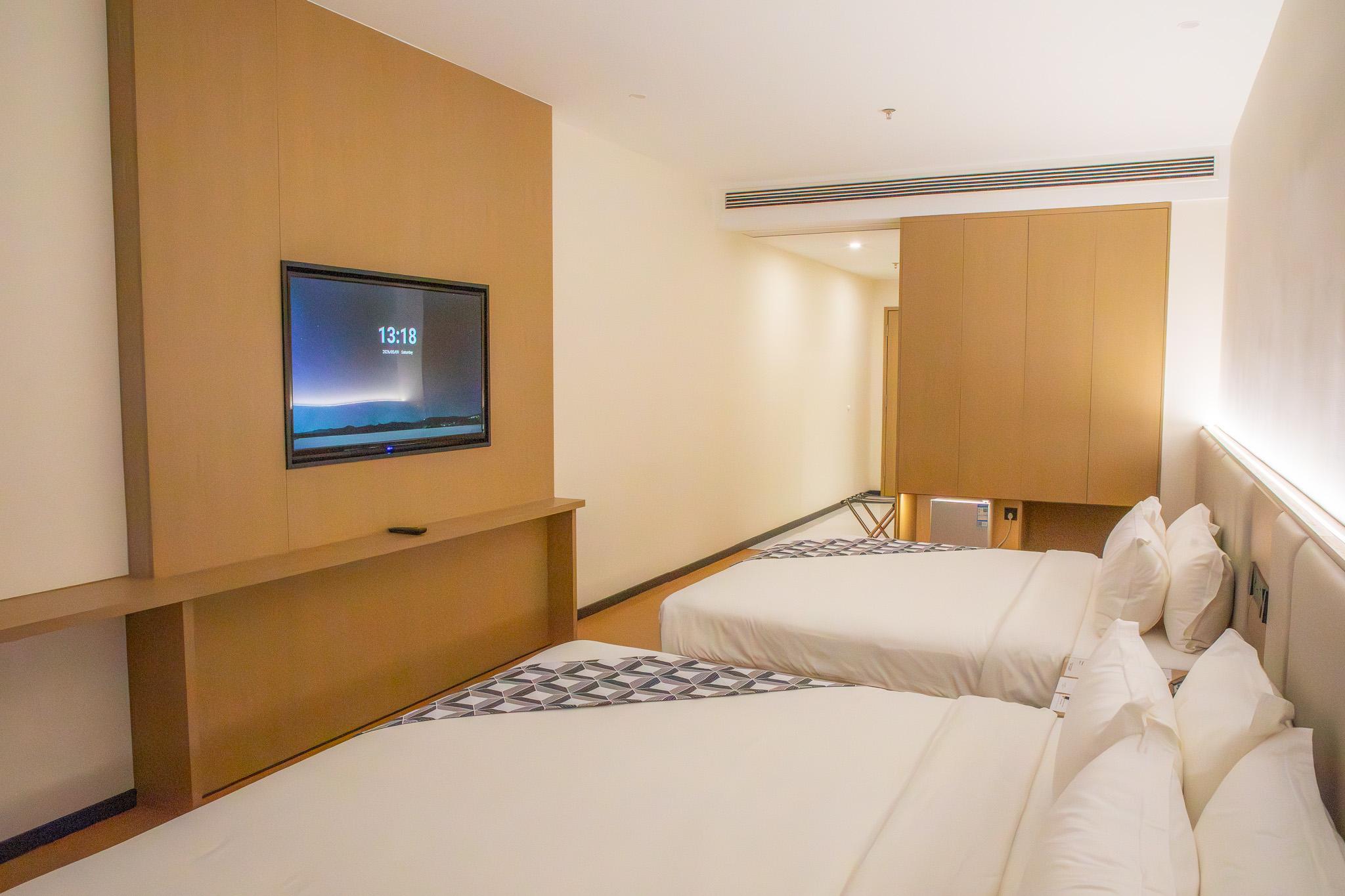 Superior, Queen Bed, No Window