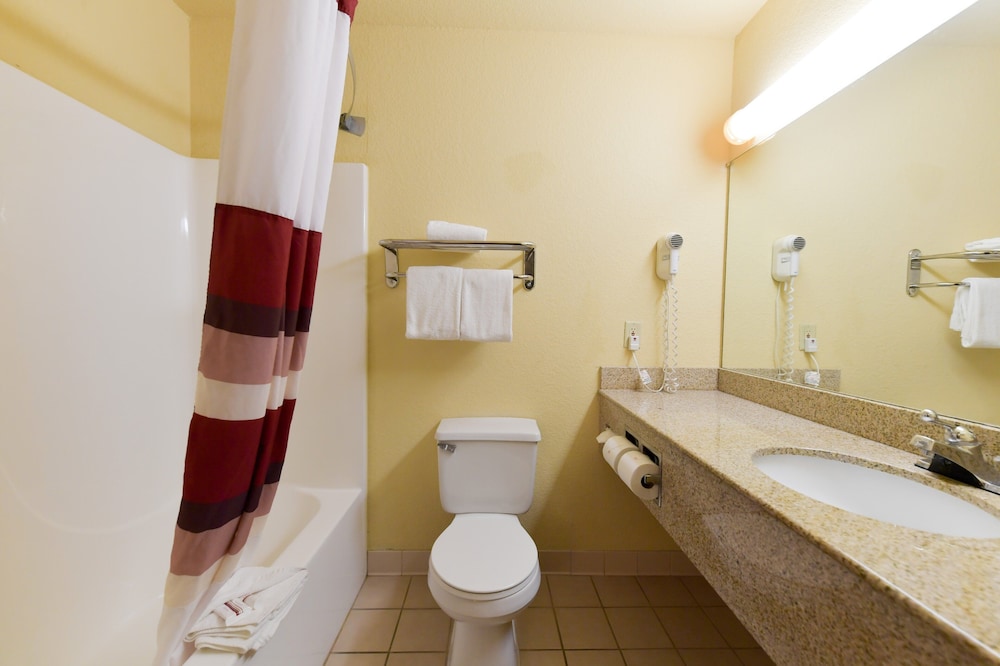 Baymont Inn & Suites by Wyndham Lincoln NE 36/47