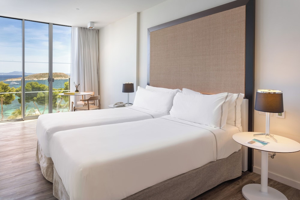 2 Bedrooms, the Level, Suite, King and Twin Beds