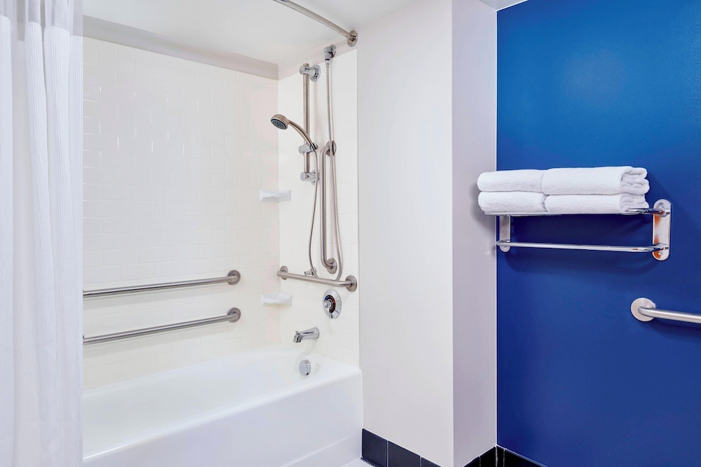 غرفة بسريرين مزدوجين بإطلالة على المتنزه لذوي الإعاقة، Fairfield Inn And Suites Indianapolis Downtown 5/5