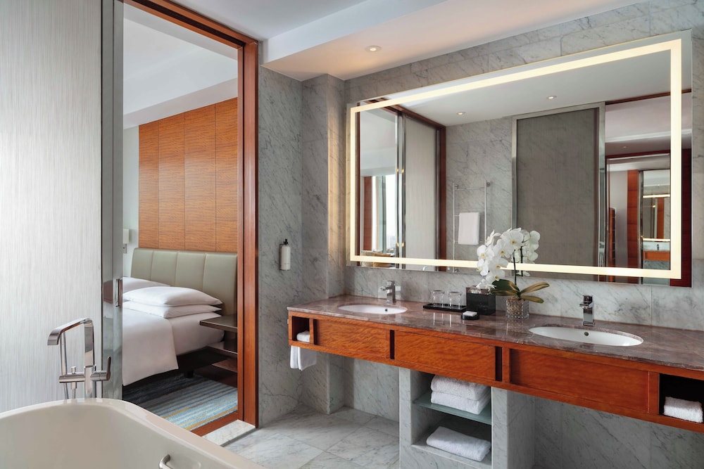 Grand Hyatt Manila 71/72