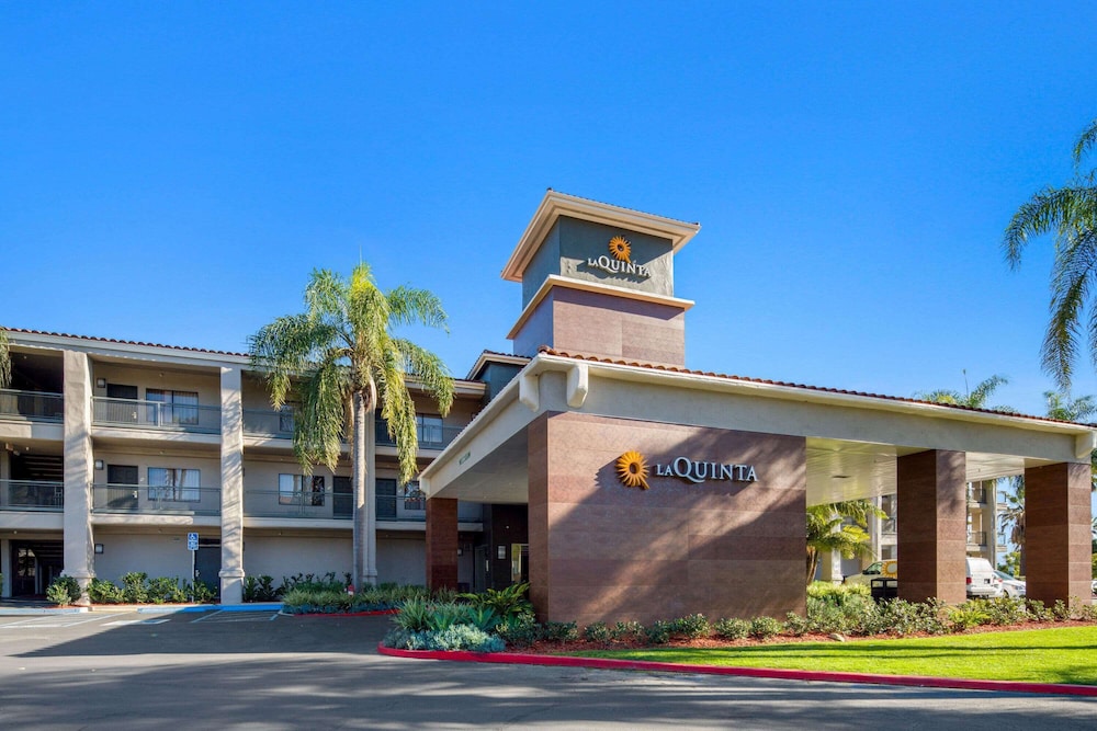 La Quinta Inn & Suites by Wyndham Orange County Airport 3/55