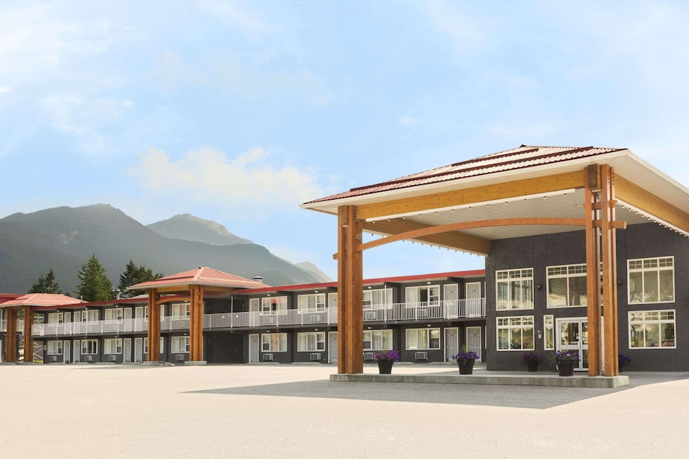 Days Inn By Wyndham Golden 1/41