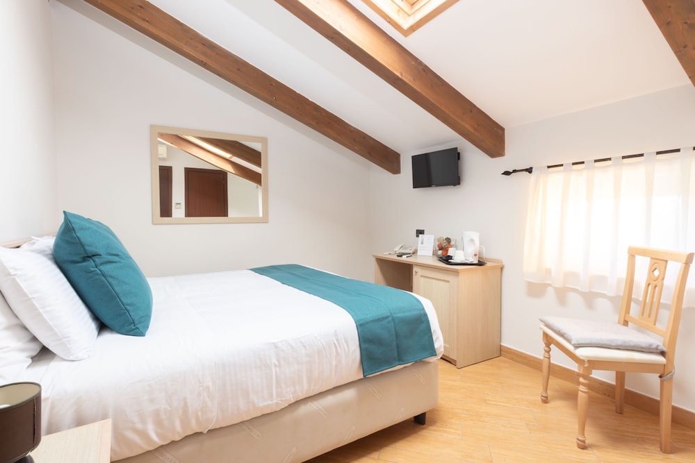 ROOM, DOUBLE BED