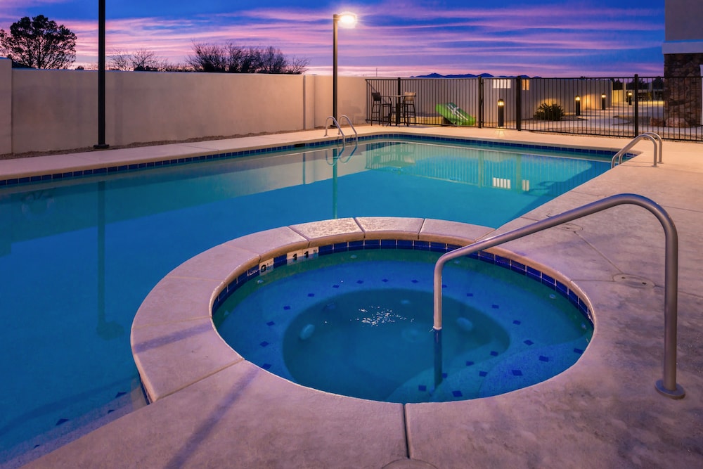 Holiday Inn Express Sierra Vista 8/76