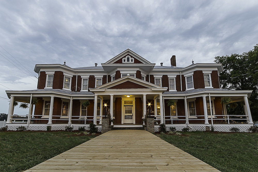 Grand Victorian Inn 3/32