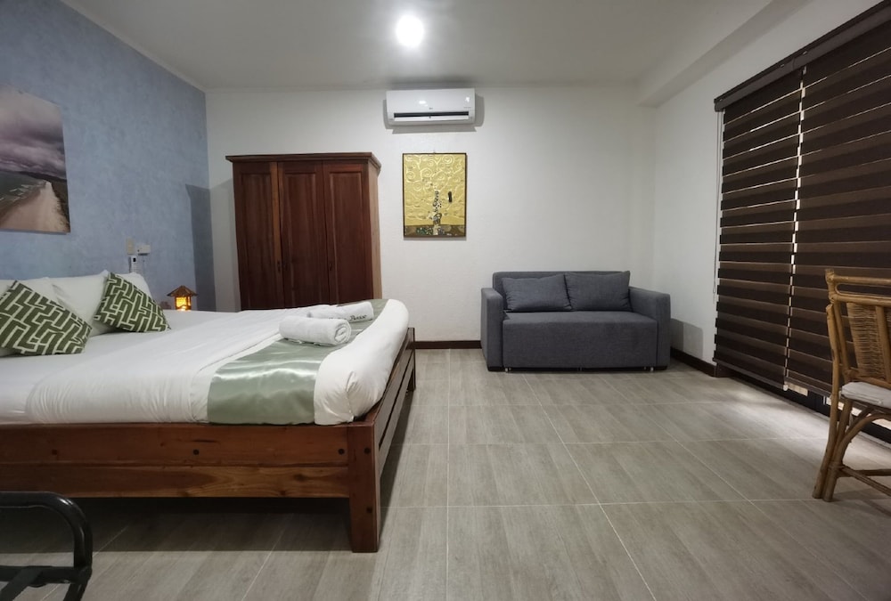 Munting Paraiso 22/66