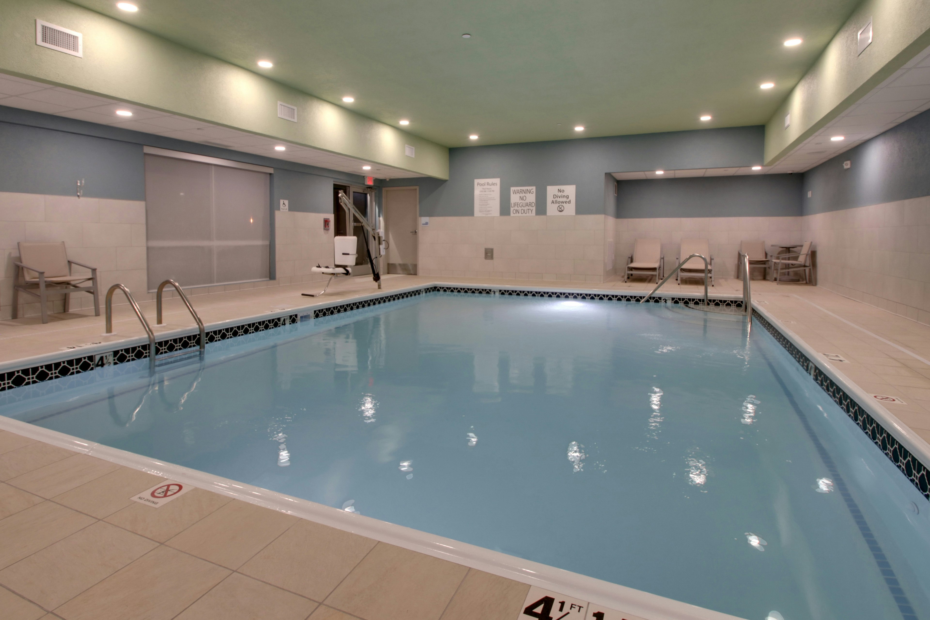 Holiday Inn Express Suites Mount Vernon 36/57