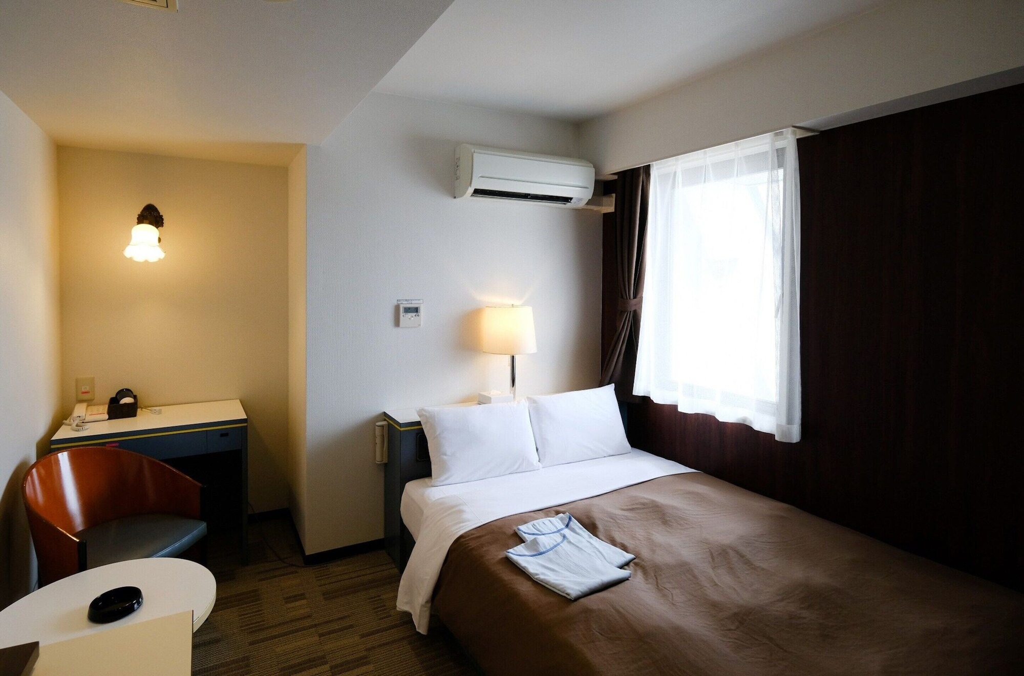 ROOM, DOUBLE BED, SMOKING