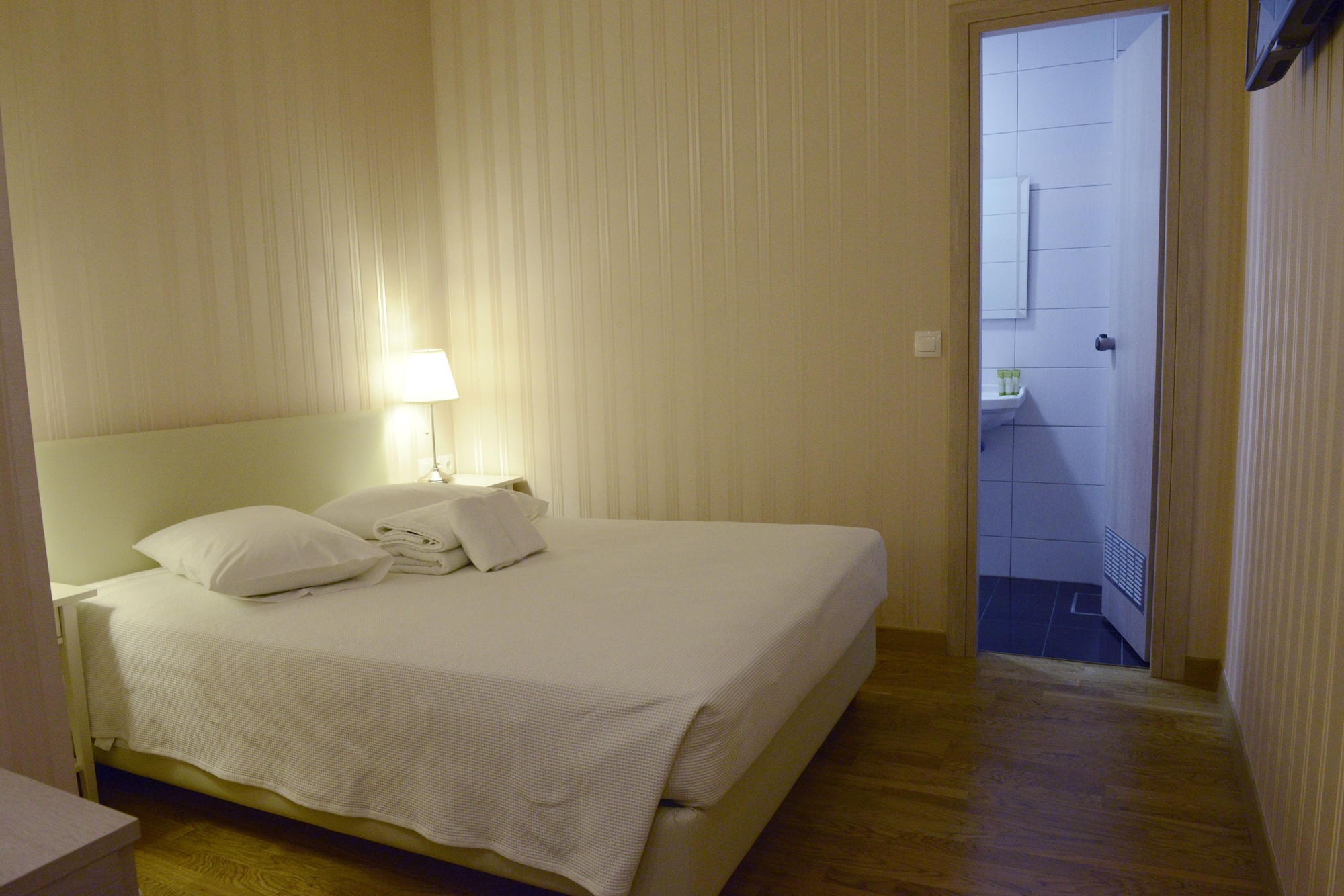 ECONOMY, DOUBLE OR TWIN BED, NO WINDOW