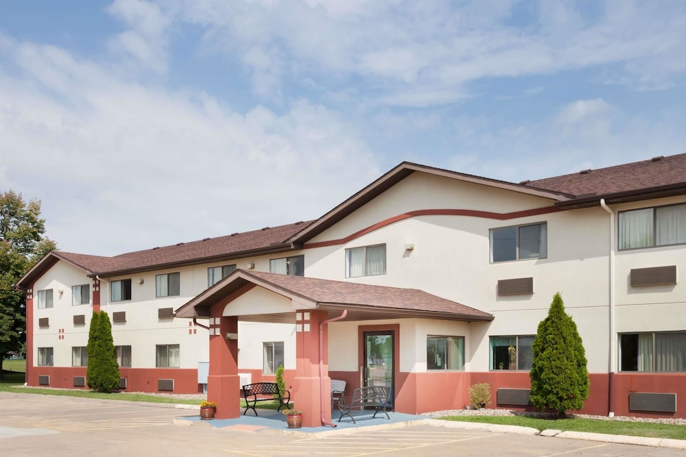 Super 8 by Wyndham Washington/Peoria Area 1/20