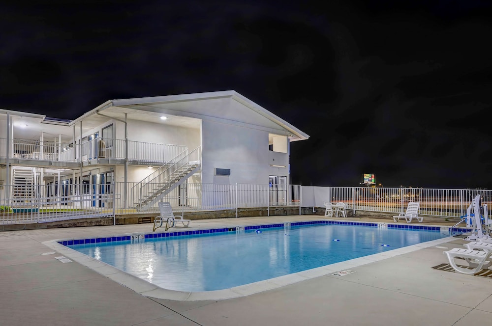 Motel6 Denton, TX - UNT 8/60