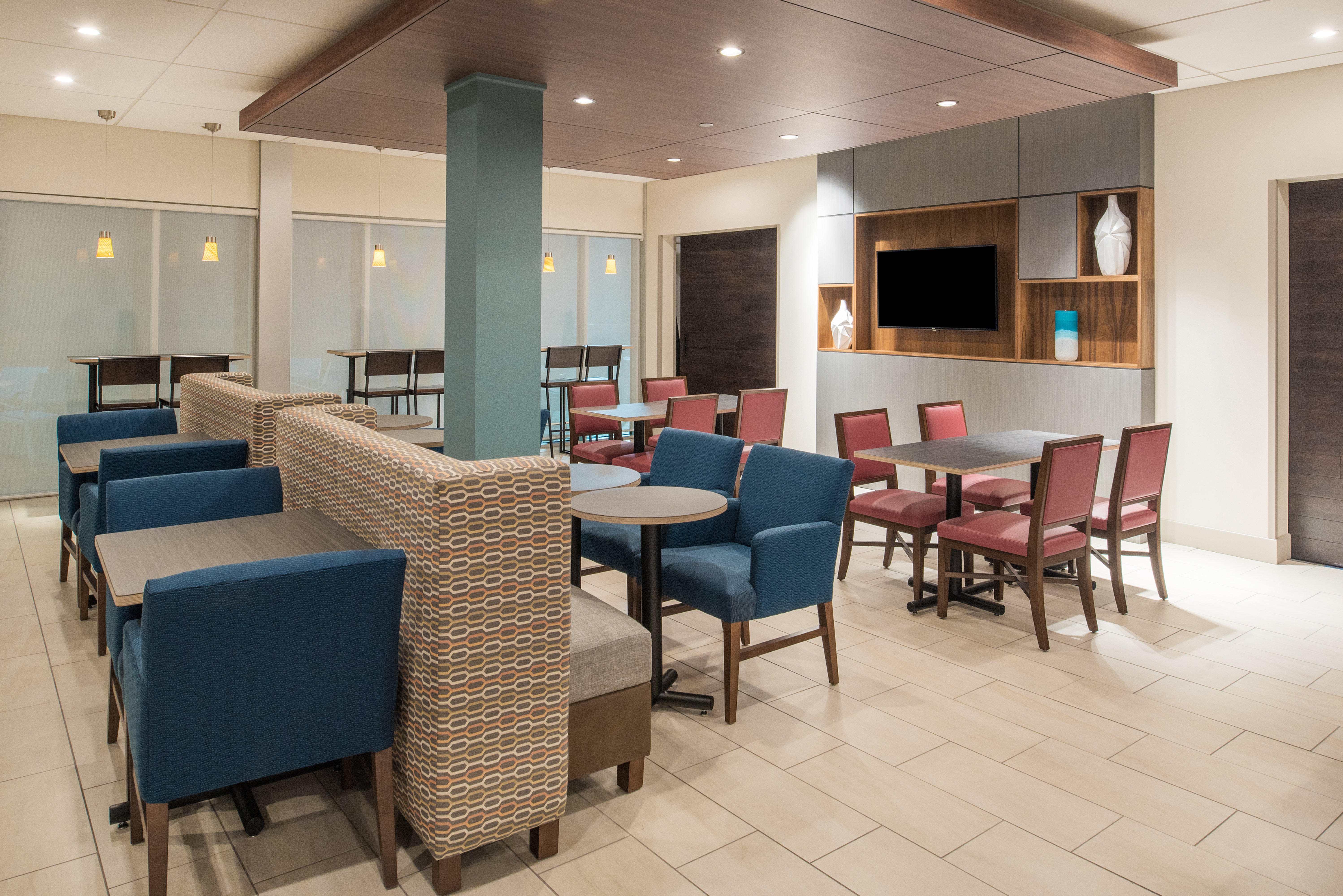 Holiday Inn Express Suites Kingdom City 37/53